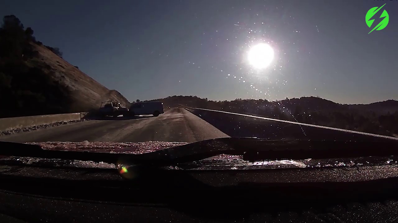 Dailymotion Un conducteur perd le controle de sa voiture sur une route verglacée